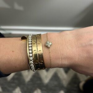 Single Motif Bracelet in gray mother of pearl